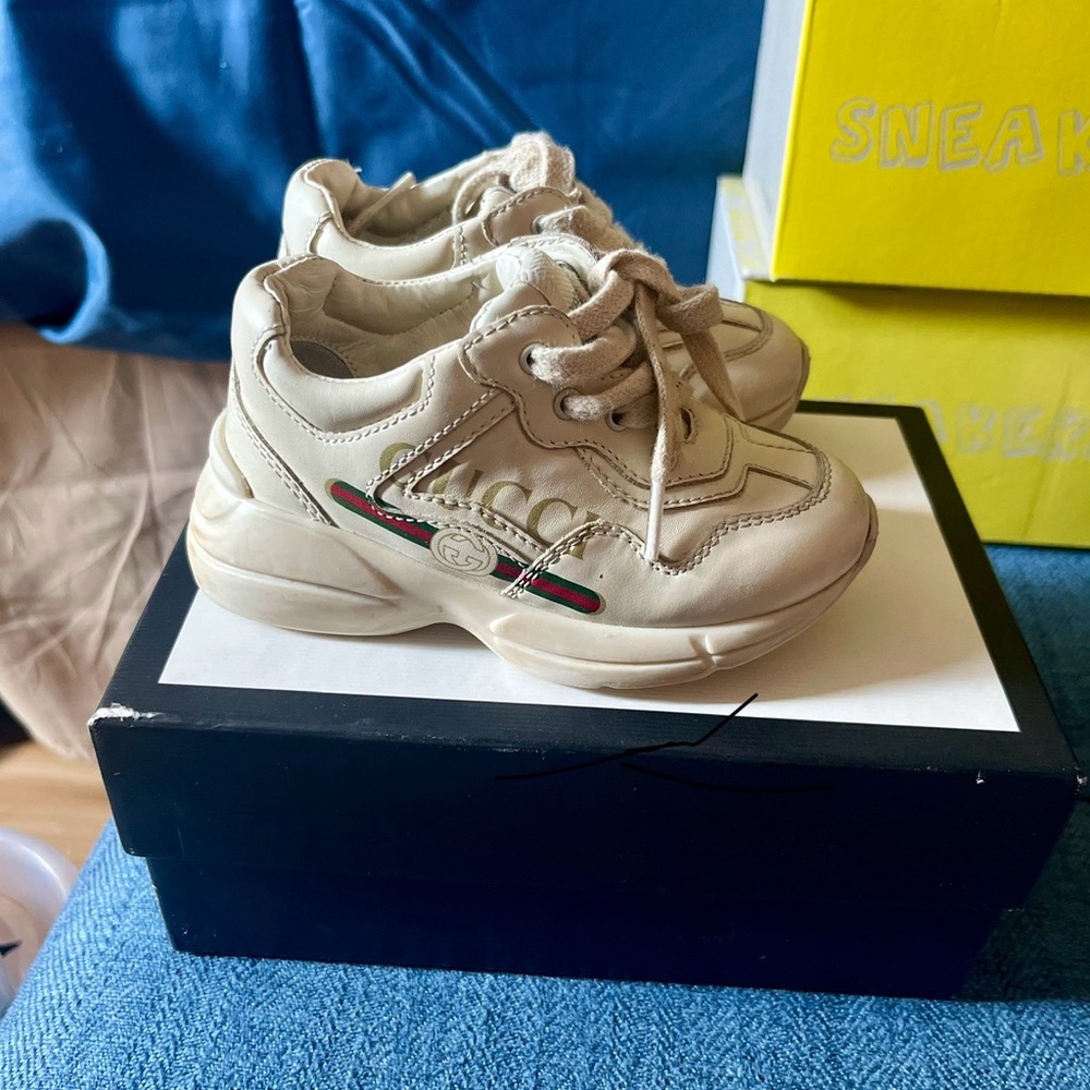 TODDLER RHYTON GUCCI LOGO LEATHER SNEAKER, size 21. Lightly used.